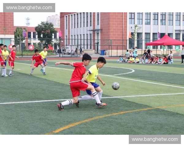 激发青春活力全面提升青少年足球运动技能与团队合作精神 激发青春活力全面提升青少年足球运动技能与团队合作精神