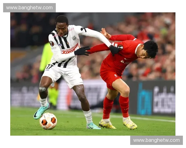 欧联杯激战正酣 赛季精彩对决引发全球球迷热议 欧联杯激战正酣 赛季精彩对决引发全球球迷热议