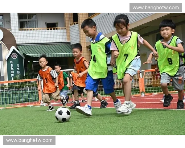 以幼儿足球联赛为核心探索儿童团队协作与体能发展的实践路径 以幼儿足球联赛为核心探索儿童团队协作与体能发展的实践路径