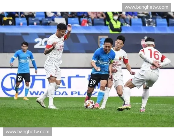 大连人足球队中超赛季表现回顾与未来展望分析